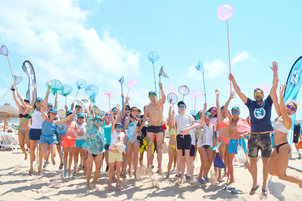 Voluntarios-campana-limpiemos-nuestras-playas